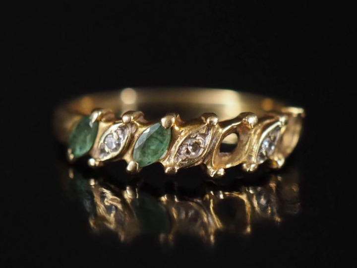 Bague en or 750 et deux pierres vertes  Poids tel : 1,60 g (manque deu