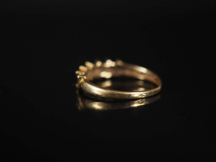 Bague en or 750 et deux pierres vertes  Poids tel : 1,60 g (manque deu