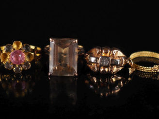 Vente aux enchères 4 bagues anciennes en or 750, pierres fantaisie ou quartz (mauvais éta