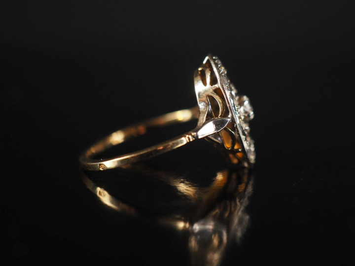 Bague Napoléon III en or et roses, une pierre à l'imitation du diamant