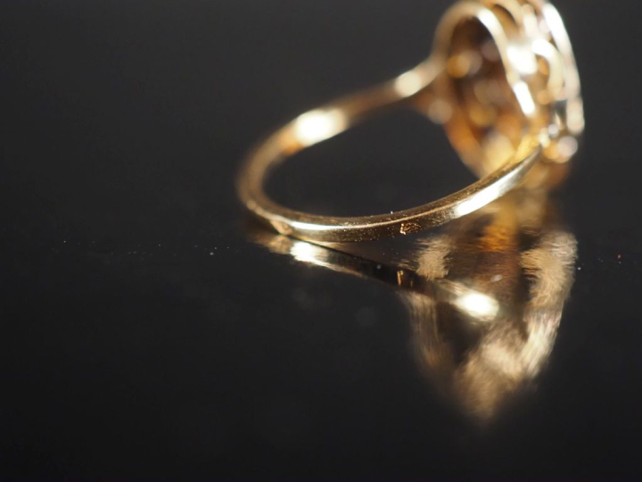 Bague Napoléon III en or et roses, une pierre à l'imitation du diamant