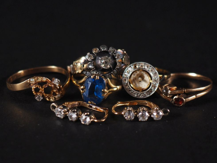 4 bagues ou montures de bague en or et pierre paire de perce oreilles 