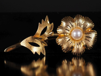 Vente aux enchères Broche en or 750 et perle en forme de fleur Poids tel : 3,35 g   
