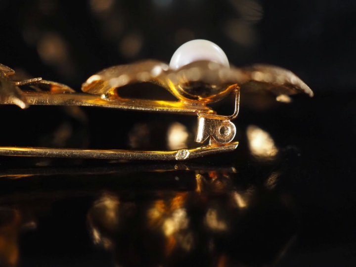 Broche en or 750 et perle en forme de fleur Poids tel : 3,35 g   