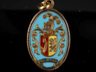 Vente aux enchères Médaille en or et émail, à décor de blason.  Poids tel : 2,90 g   