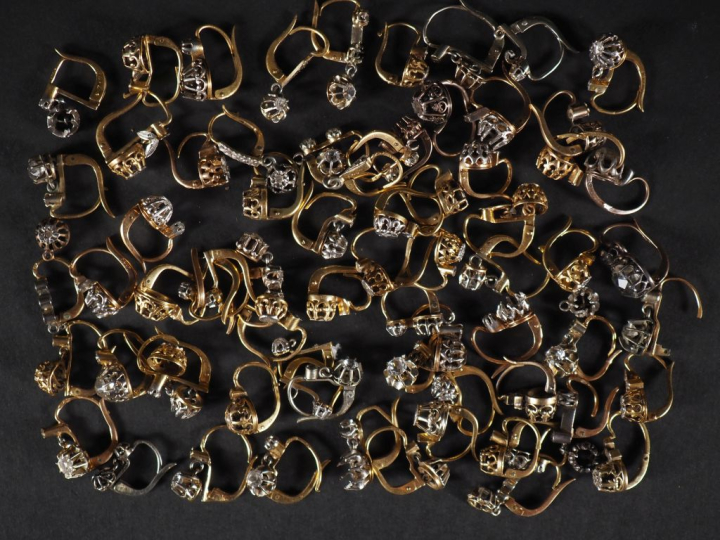 Ensemble de perce oreilles dépareillés en or 750, pierres et verroteri