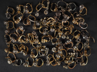 Vente aux enchères Ensemble de perce oreilles dépareillés en or 750, pierres et verroteri