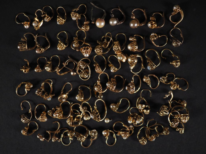 Ensemble de perce oreilles dépareillés en or 750 et perles Poids tel :