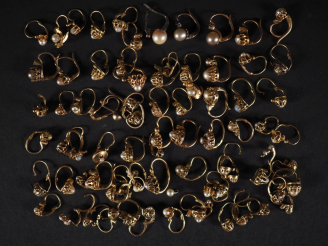 Vente aux enchères Ensemble de perce oreilles dépareillés en or 750 et perles Poids tel :