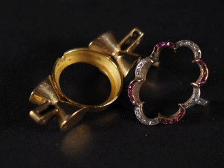 Vente aux enchères Elément de monture de bracelet en or 750, roses et rubis calibrés frag