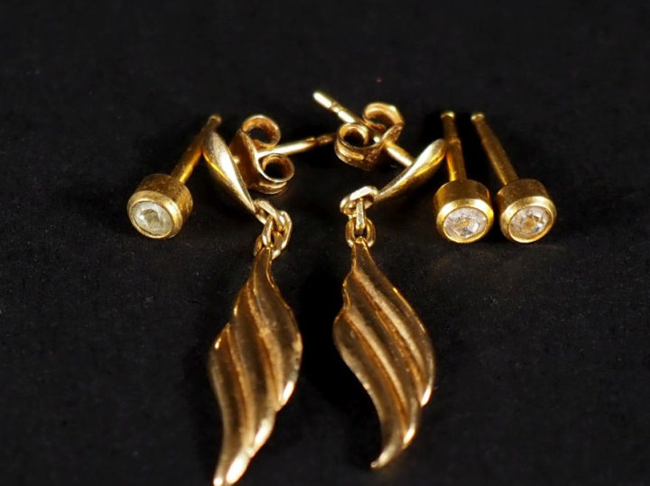 Paire de perce oreilles en or en forme de plume Poids : 1 g On y joint