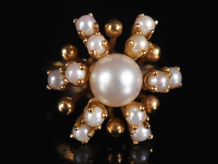 Bague marguerite en or 750 et perles Poids tel : 5,25 g   