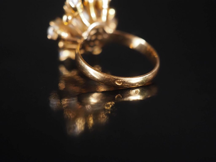Bague marguerite en or 750 et perles Poids tel : 5,25 g   