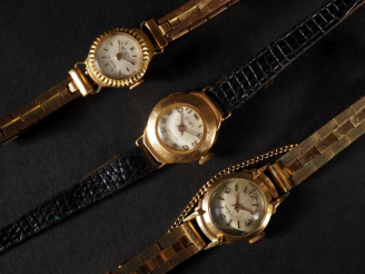 Vente aux enchères 3 montres de dame, boitiers or, bracelets métal ou cuir   