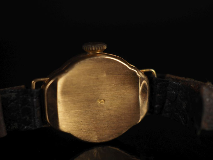 3 montres de dame, boitiers or, bracelets métal ou cuir   