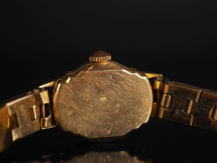 3 montres de dame, boitiers or, bracelets métal ou cuir   