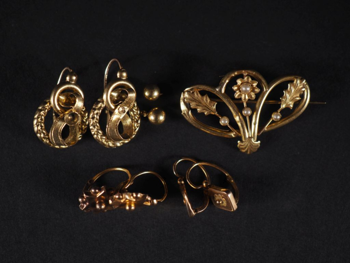 3 paires de perce oreilles en or 750 une broche 1900 en or 18 K et qua