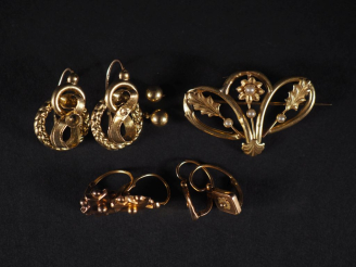 Vente aux enchères 3 paires de perce oreilles en or 750 une broche 1900 en or 18 K et qua