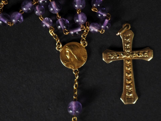 Vente aux enchères Chapelet (cassé) médaille et chaine en or 750 , grains en verre violet