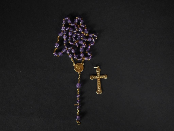Chapelet (cassé) médaille et chaine en or 750 , grains en verre violet
