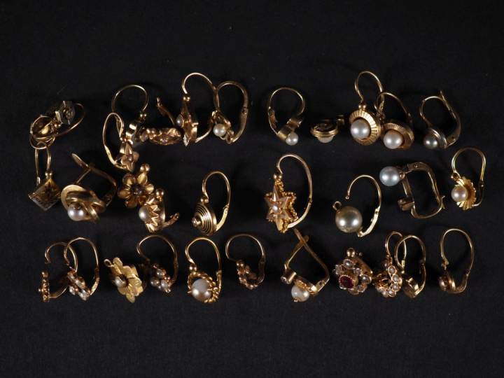 Lot de perce oreilles en or 750 montés, perles et une pierre de couleu