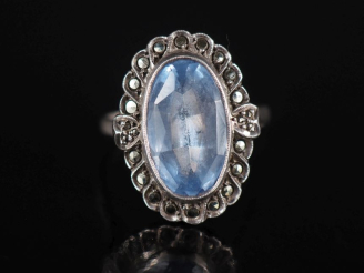 Vente aux enchères Bague marquise en argent et pierre bleue Poids : 5,10 g   