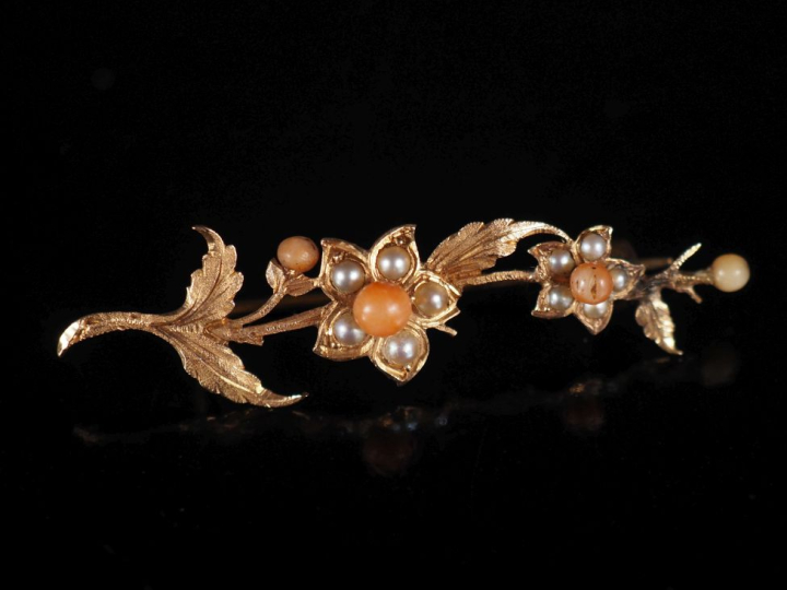 Broche 1900 en or et perles et perles de corail.  Poids tel : 2,60 g  