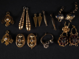 Vente aux enchères Débris d'or, certains montés Poids tel : 13,70 g   