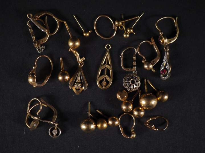 Ensemble d'éléments de perce oreilles en or 750 quelques pierres Poids