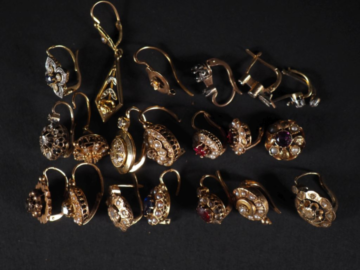 Ensemble de débris d'or 750 essentiellement des montures de perce orei