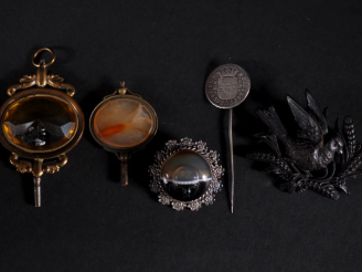 Vente aux enchères 2 clés de montre XIXème en métal, agate et quartz une broche en bakéli