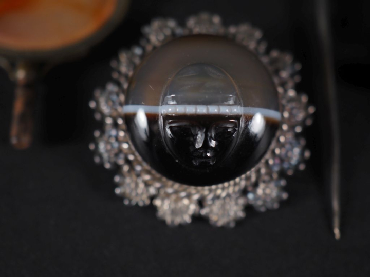 2 clés de montre XIXème en métal, agate et quartz une broche en bakéli