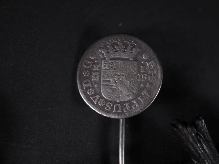 2 clés de montre XIXème en métal, agate et quartz une broche en bakéli