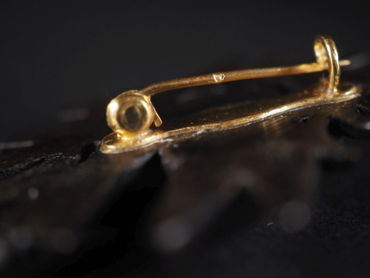 2 clés de montre XIXème en métal, agate et quartz une broche en bakéli