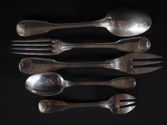 Vente aux enchères Partie de ménagère en argent 925 de style Louis XVI modèle à coquille.