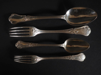 Vente aux enchères Partie de ménagère en argent 925 de style Louis XV modèle rocaille, or