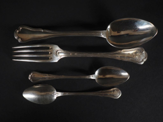 Vente aux enchères Partie de ménagère en argent 925 modèle à filets, ornée d'initiales. C