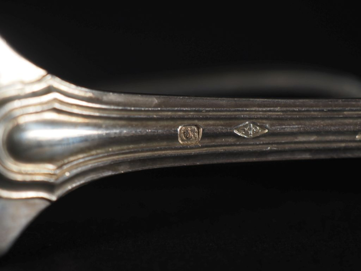 Partie de ménagère en argent 925 modèle à filets, ornée d'initiales. C