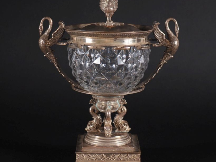 Confiturier en argent 950 et cristal taillé, à décor de quatre dauphin