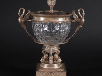 Vente aux enchères Confiturier en argent 950 et cristal taillé, à décor de quatre dauphin