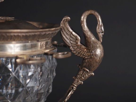 Confiturier en argent 950 et cristal taillé, à décor de quatre dauphin