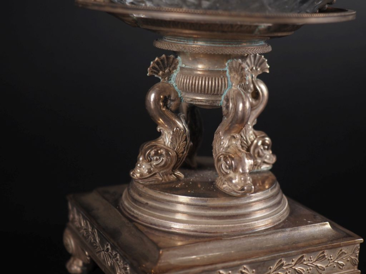 Confiturier en argent 950 et cristal taillé, à décor de quatre dauphin