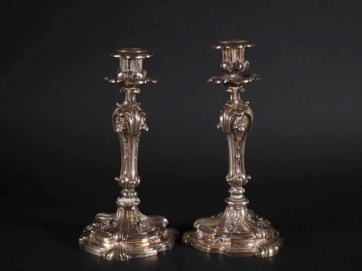 Paire de bougeoirs en argent 925, à décor de fleurs, de godrons et de 