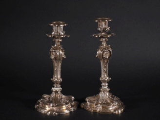 Vente aux enchères Paire de bougeoirs en argent 925, à décor de fleurs, de godrons et de 