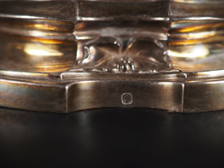 Paire de bougeoirs en argent 925, à décor de fleurs, de godrons et de 