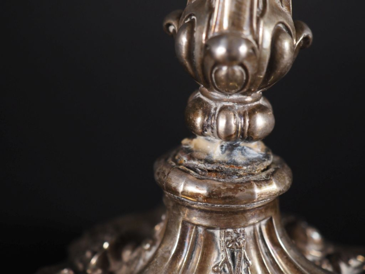 Paire de bougeoirs en argent 925, à décor de fleurs, de godrons et de 