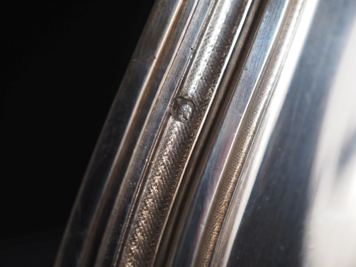 Plat ovale en argent 925, à décor de style Louis XVI, à bords polylobé