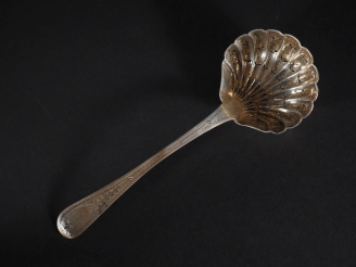 Vente aux enchères Cuillère à saupoudrer en argent 925 de style Louis XVI de forme godron