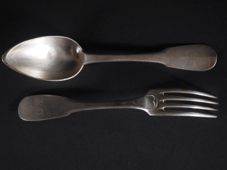 Vente aux enchères 6 couverts en argent 925 modèle uniplat à décor d'initiales. Poinçon m