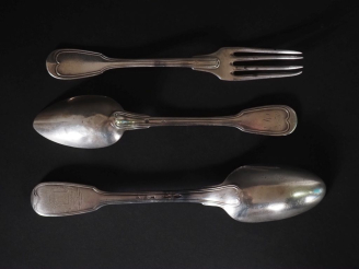 Vente aux enchères Couvert en argent 925 modèle à filets. Poinçon minerve. M.O : E.B Poid